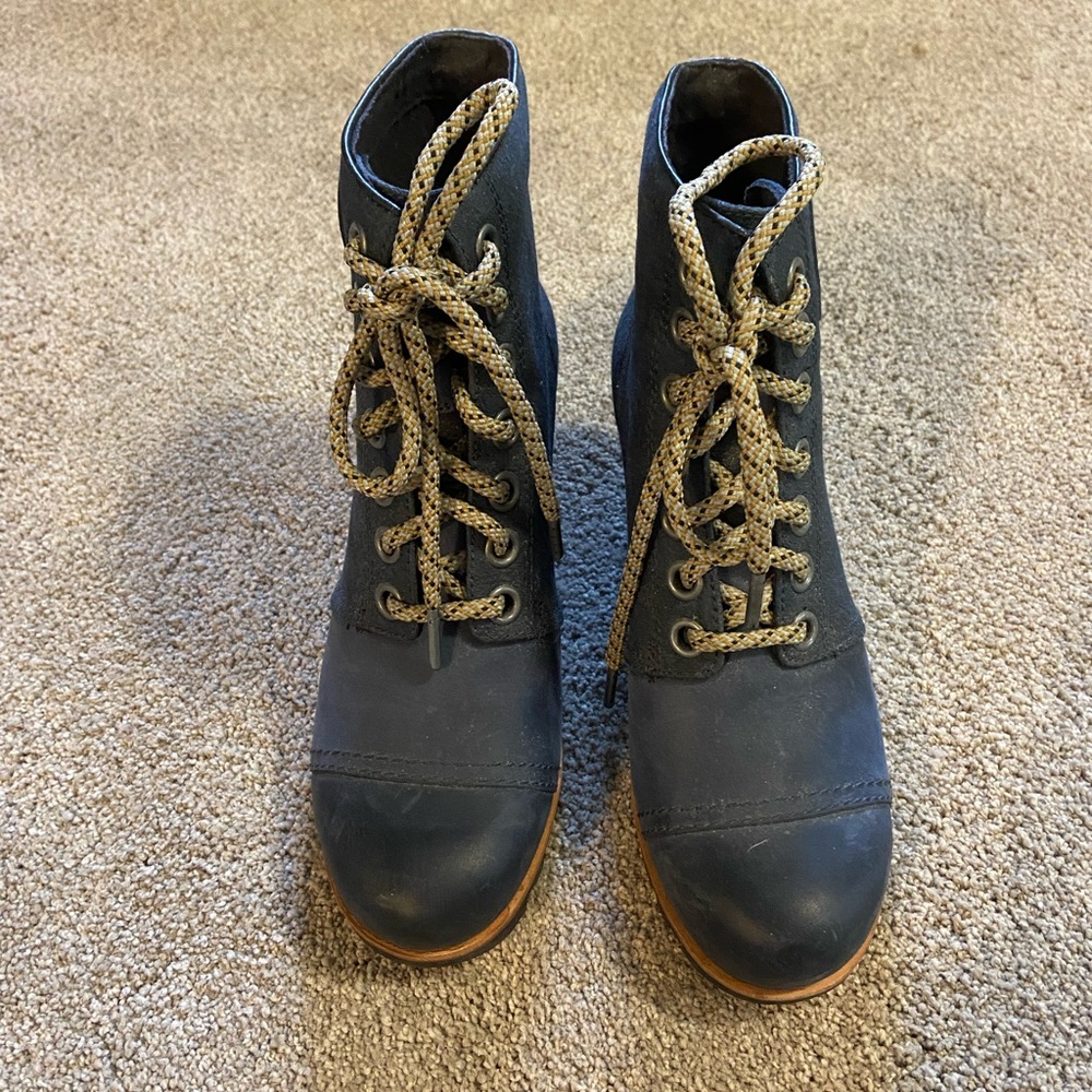 NEW Sorel leather lace up wedges.